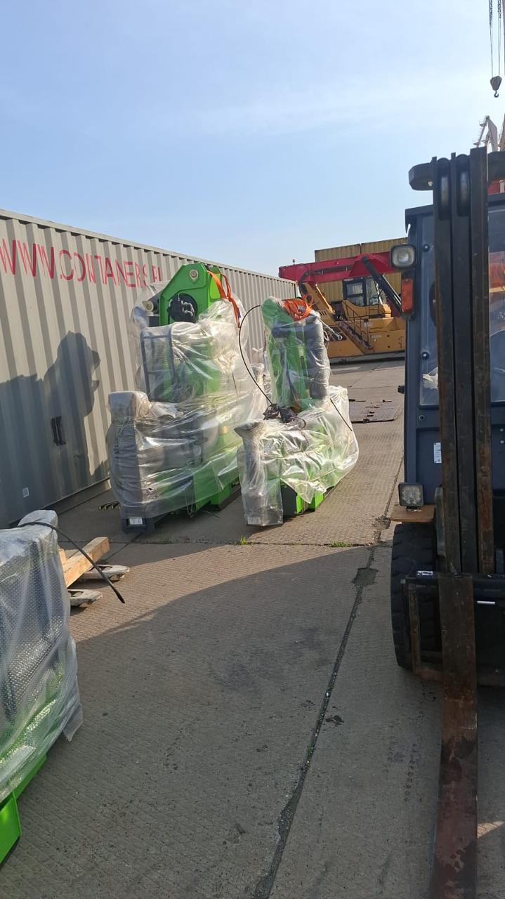 Вилочный погрузчик подаёт упакованное оборудование к контейнеру